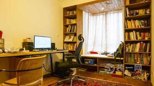 在这款森系风格装修家居中,大大的客厅,正气的卧室,厨房带着个北阳台,还有一个小小的院子。济南装修业主姜小姐把自己的想法告知了设计师:我想要开放式的厨房;足够大的书架和储物空间;多功能的书房,以便几年之后改造成儿童房。 玄关 客厅 餐厅 厨房 卧室 书房 干湿分离卫浴间