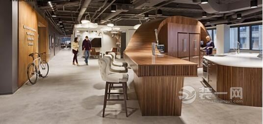 設計公司:Perkins+Will(帕金斯威爾建筑設計事務所) 設計師:Anne Smith馬丁威廉姆斯(MW)是一家廣告公司,擁有很多極富創意和各具才華的員工,他們的工作目標不僅在于傳播客戶的銷售產品,還在于宣傳客戶的價值與堅持。 裝修網了解到,項目之初,設計團隊就意識到需要將MW的品牌故事運用設計語言講述出來,需要營造一種有膽識、有勇氣且隨處給人以驚喜的空間氛圍,通過新辦公空間去帶動好奇好問的人們,從而激發人們想要擁有更多體驗的渴望。 總部辦公舊址設在多層建筑空間內,擁有城市天際線的對外視野。搬遷