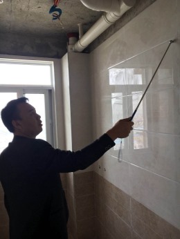 西安紫苹果装饰总经理亲临沁园小区金钻样板间工地巡检中